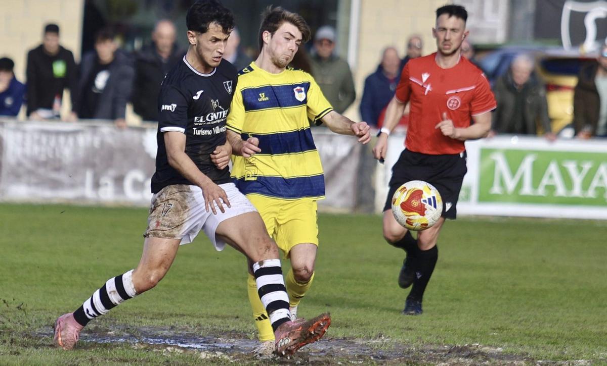 El local Samu Montes pugna con el langreano Lucas.  |