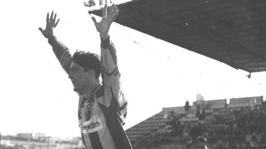 Puche II celebra un dels seus gols al Leganés la tarda del 7 d&#039;abril del 1995 al Nou Estadi