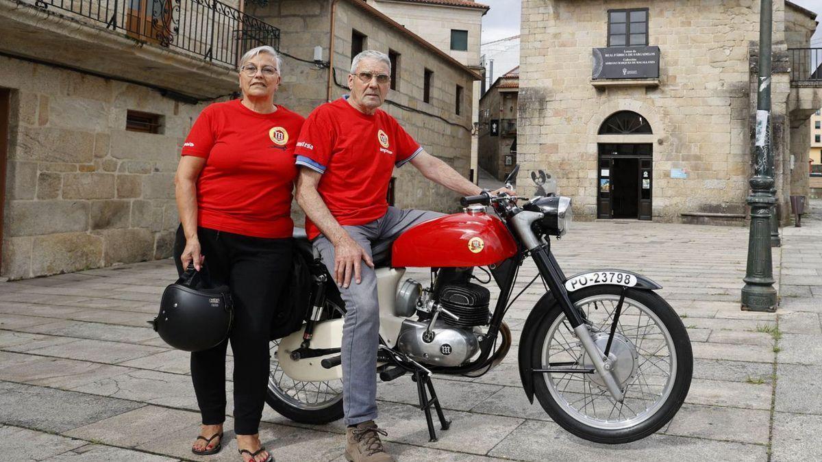 Juan Bautista Blanco y su mujer, Rosa Martínez, con su Montesa Impala de 1962 en Redondela.