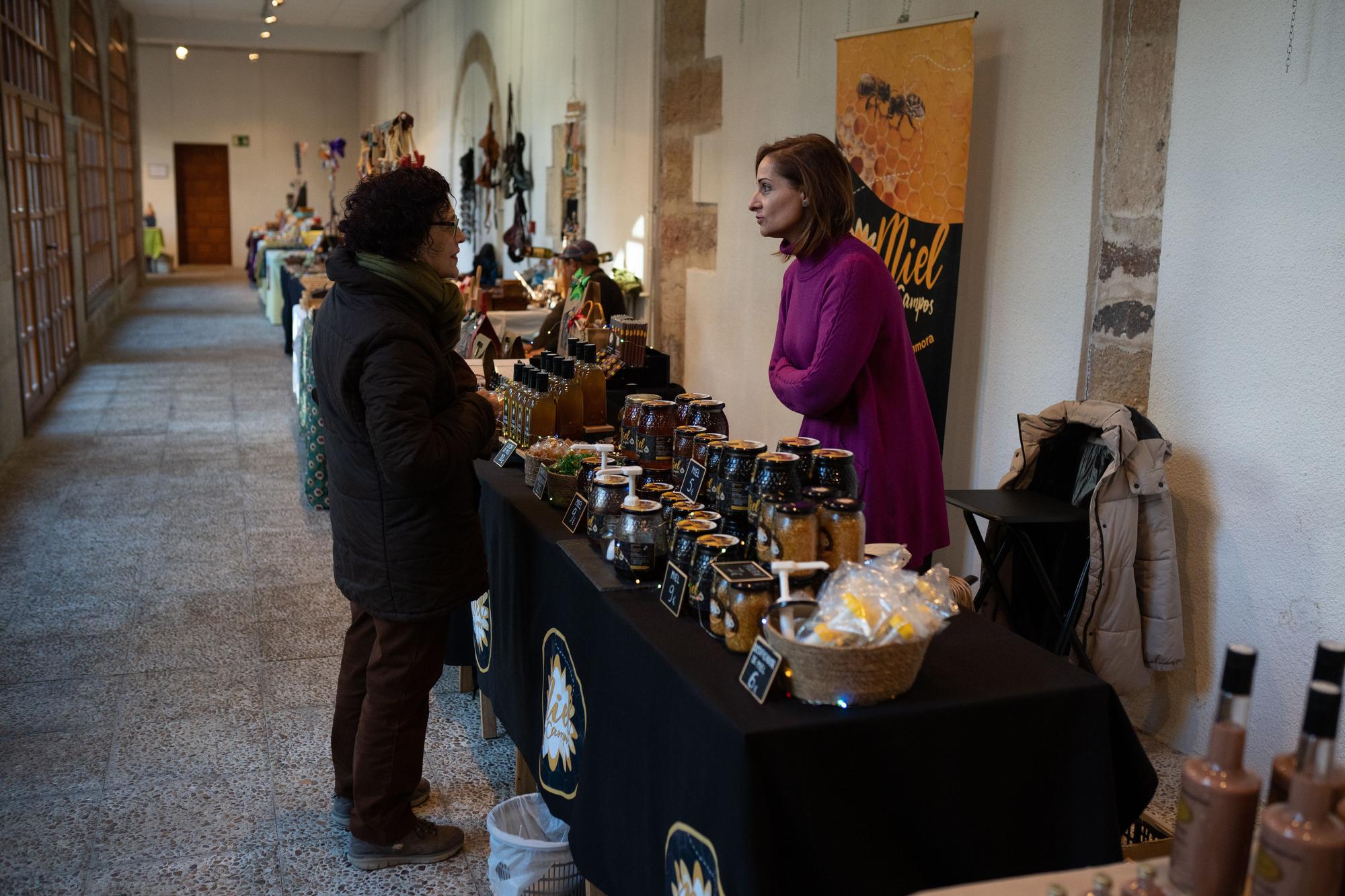 Mercadillo solidario de la Cofradía Virgen de la Concha en el Colegio Universitario