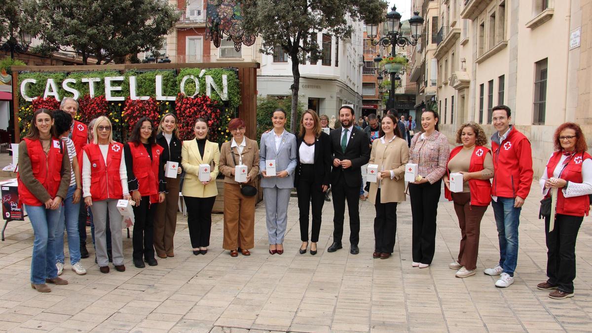 La alcaldesa de Castelló, Begoña Carrasco, así como diversos concejales y representantes de la sociedad castellonense se han sumado este jueves al Día de la Banderita