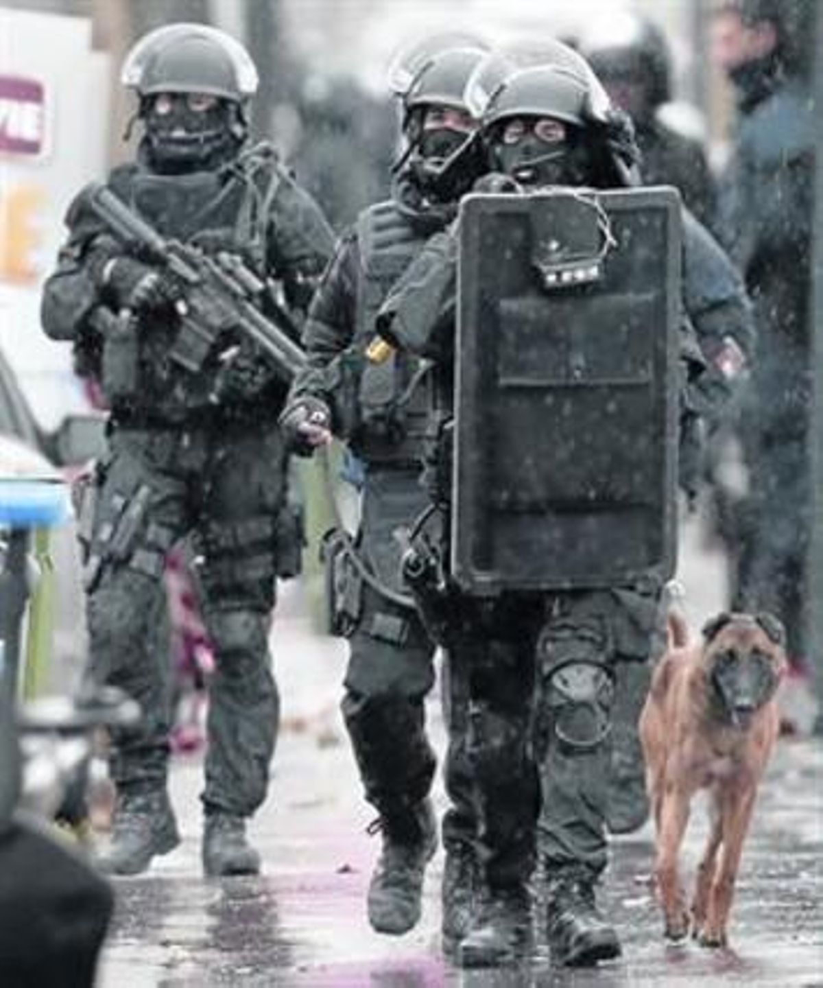 Forces d’elit dela policia francesa ahir al carrer on va ser assassinada una policia local. Forces d’elit dela policia francesa ahir al carrer on va ser assassinada una policia local.