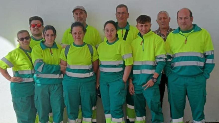 Alumnos posan con el coordinador y el capataz del programa.