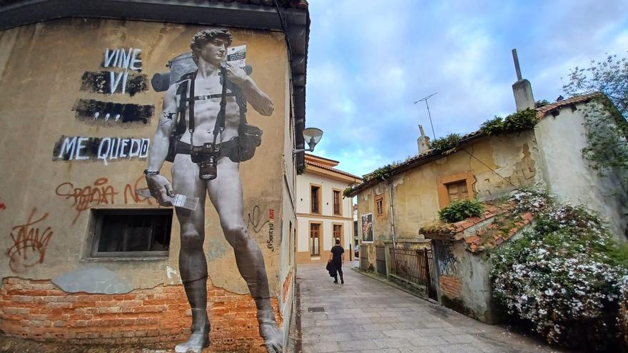 El &quot;David turista&quot; de Sentydoart llega a Pola de Siero con un mapa de la &quot;Capital asturiana del arte urbano&quot;