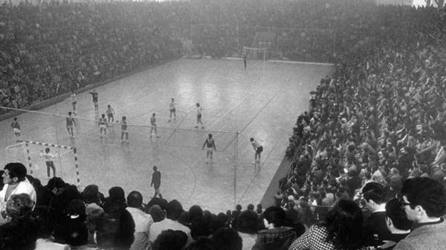 Aspecto del Central, con el mayor lleno de su historia, en el partido del primer ascenso. // Magar