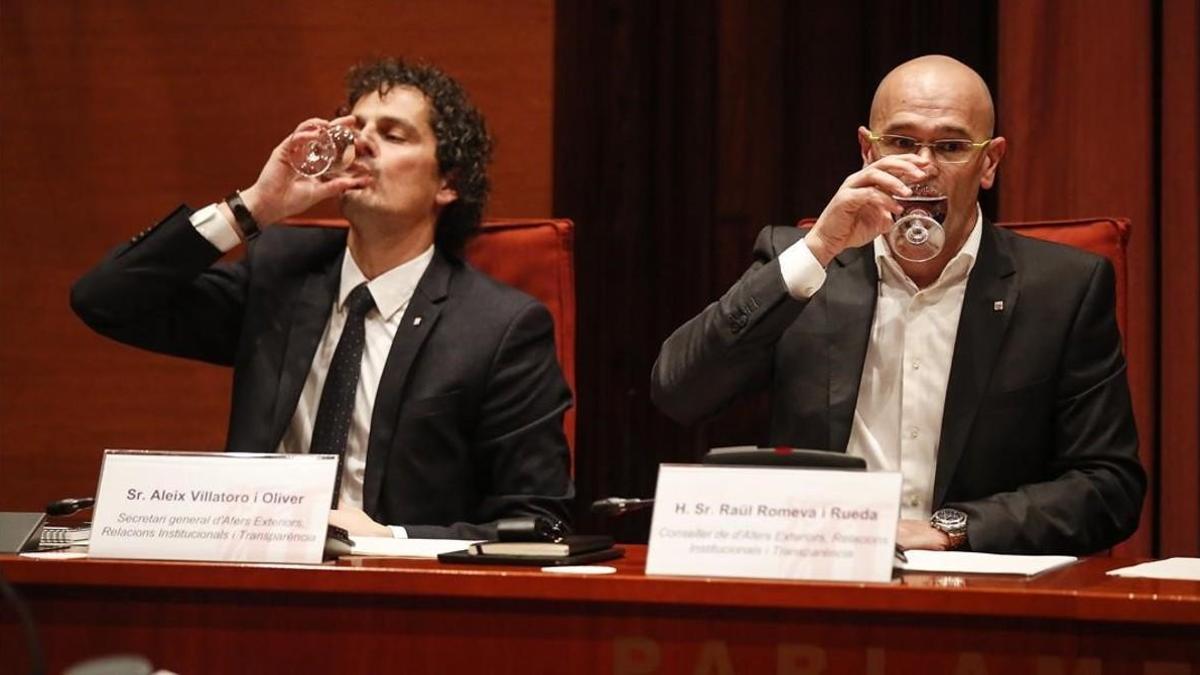 El exsecretario general de Exteriors, Aleix Villatoro, y el ’exconseller’ de Exteriors, Raül Romeva, en febrero del 2016 en la comisión del área en el Parlament.