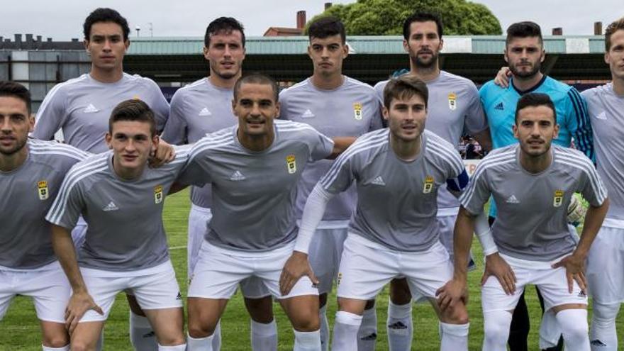 Alineación del Real Oviedo en Les Caleyes.