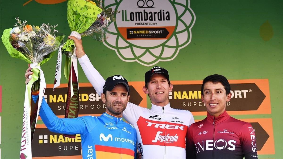 Valverde y Bernal flanquean a Mollema en el podio de Como.