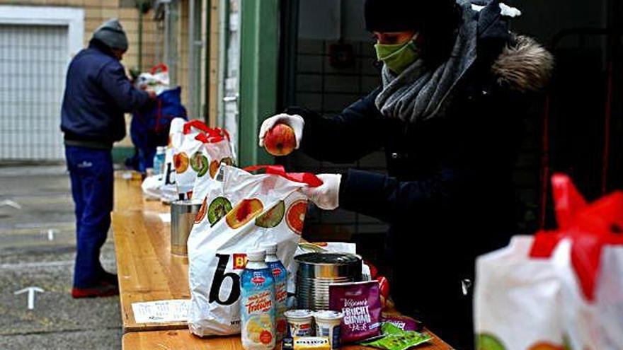 Una voluntària d&#039;Àustria de Càritas prepara una bossa amb menjar