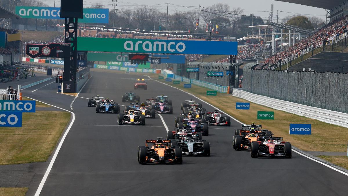 Los pilotos de Fórmula 1 tras la salida en el Gran Premio de Japón