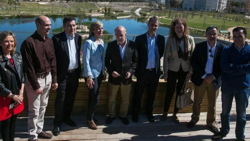 El alcalde de Alicante, cinco concejales y la candidata del PP, ayer, durante la inauguración.