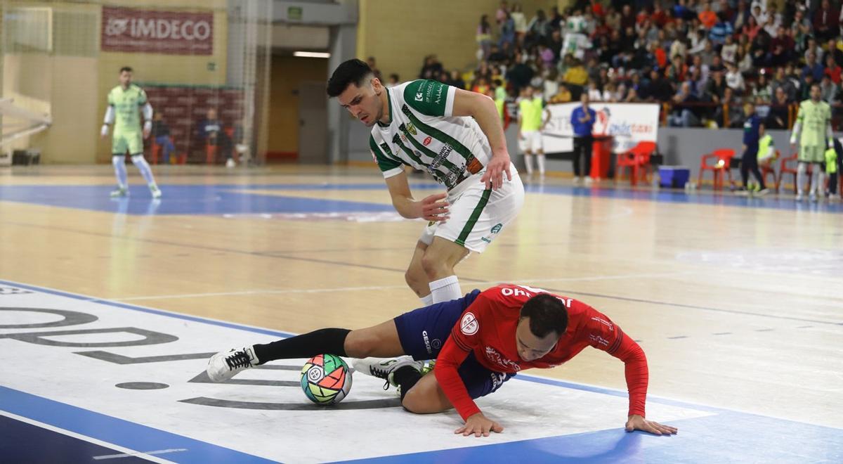 Antoniazzi intenta recuperar un balón.
