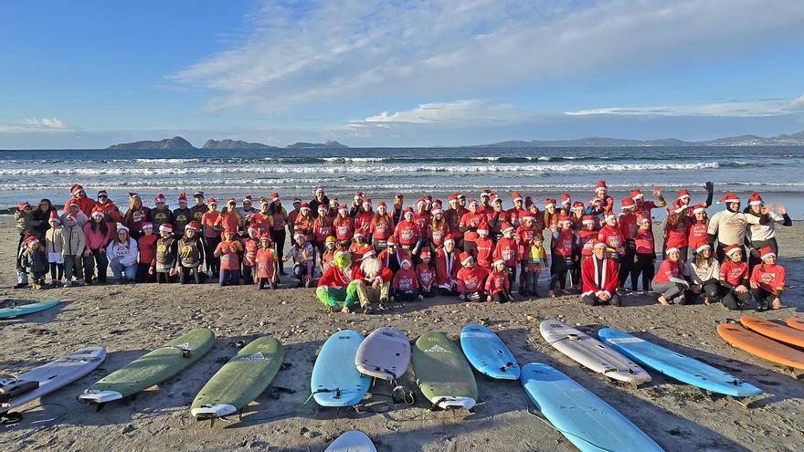 Papá Noeles surferos solidarios al agua en Patos