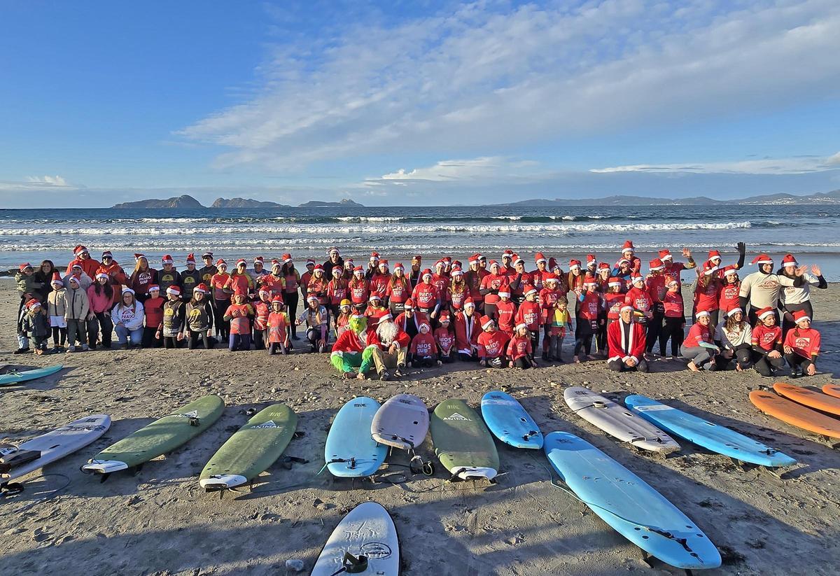 Papá Noeles surfistas solidarios al agua en Patos