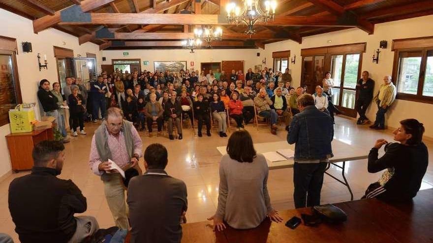 Asamblea informativa sobre el PXOM, ayer, en la Casa de Montes de Santa Cristina. // Gustavo Santos