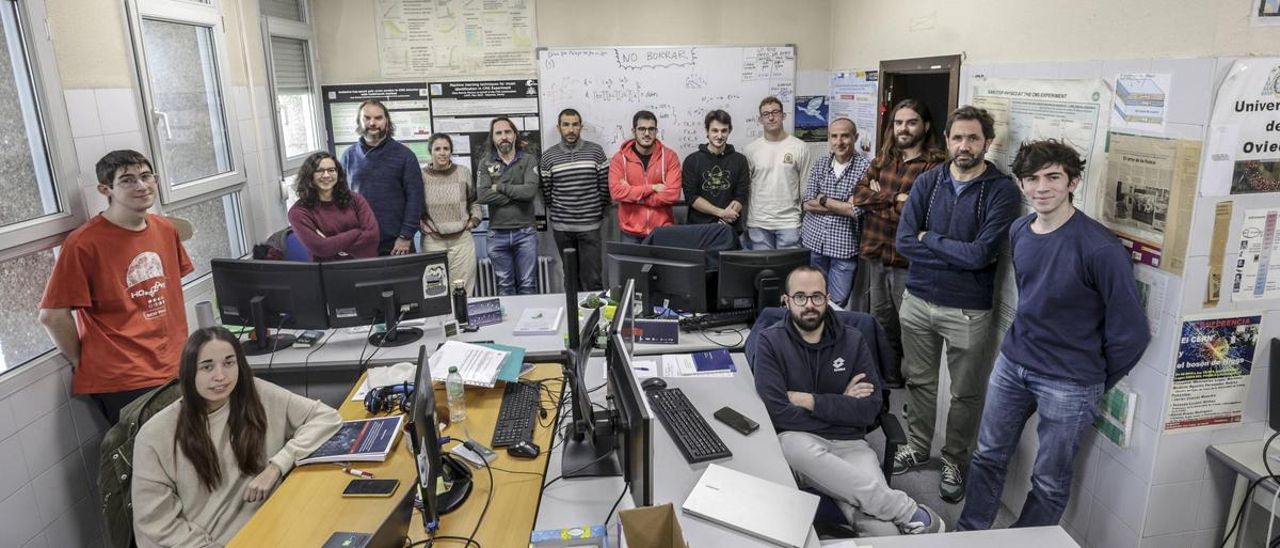 Por la izquierda, Andrea Trapote (investigadora predoctoral de último año), Jorge Ayllón (investigador predoctoral de primer año), Clara Ramón (investigadora predoctoral de último año), Pietro Vischia (investigador Ramón y Cajal), Bárbara Álvarez (profesora titular), Isidro González Caballero (profesor titular), Javier Fernández Menéndez (profesor titular), Alejandro Soto (investigador predoctoral de tercer año) Miguel Obeso (próximo doctorando), Javier del Riego (investigador predoctoral de primer año), Javier Cuevas (catedrático), Pelayo Leguina (investigador predoctoral de segundo año), Enrique Palencia (profesor titular), Marcos Acero (estudiante de California de intercambio) y, sentado, Carlos Vico (investigador predoctoral de tercer año).