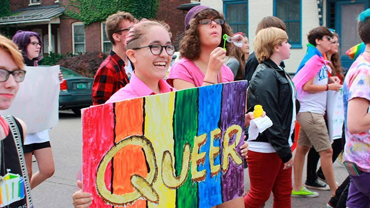 Jóvenes mantienen una pancarta para reivindicar lo queer.