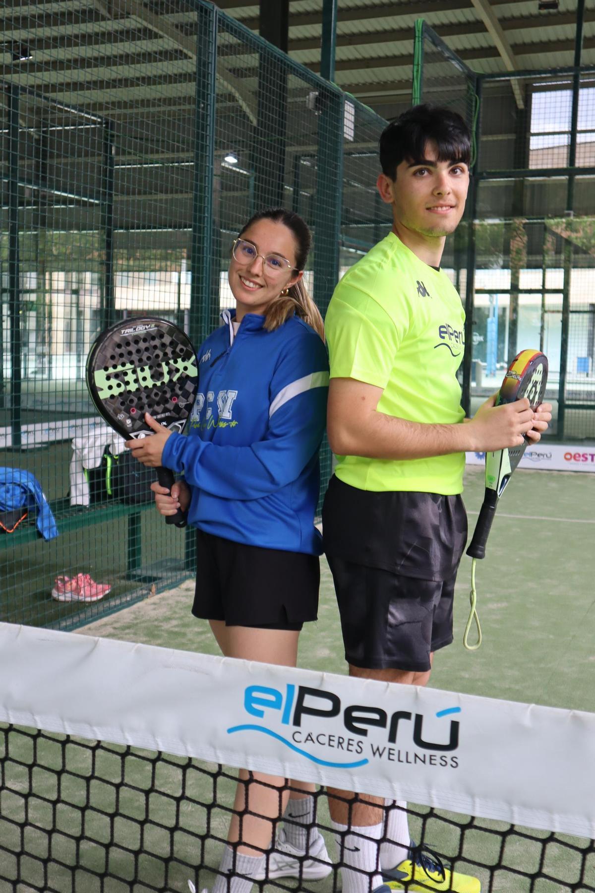 Una pareja de jóvenes jugadores de pádel.