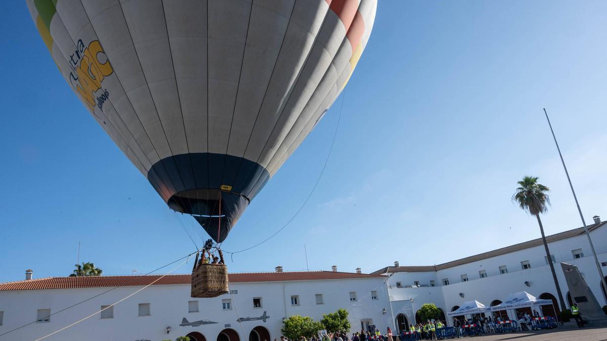 Fotogalería | Dos cohetes y 400 escolares convierten la base de Talavera la Real en un gran aula aeroespacial