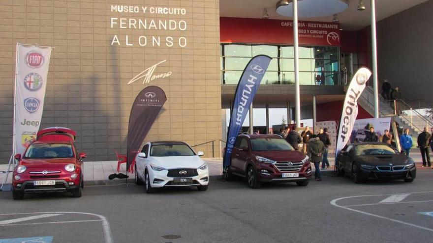 Modelos Fiat, Infiniti, Hyundai y BMW, en las instalaciones del circuito Fernando Alonso de La Morgal.