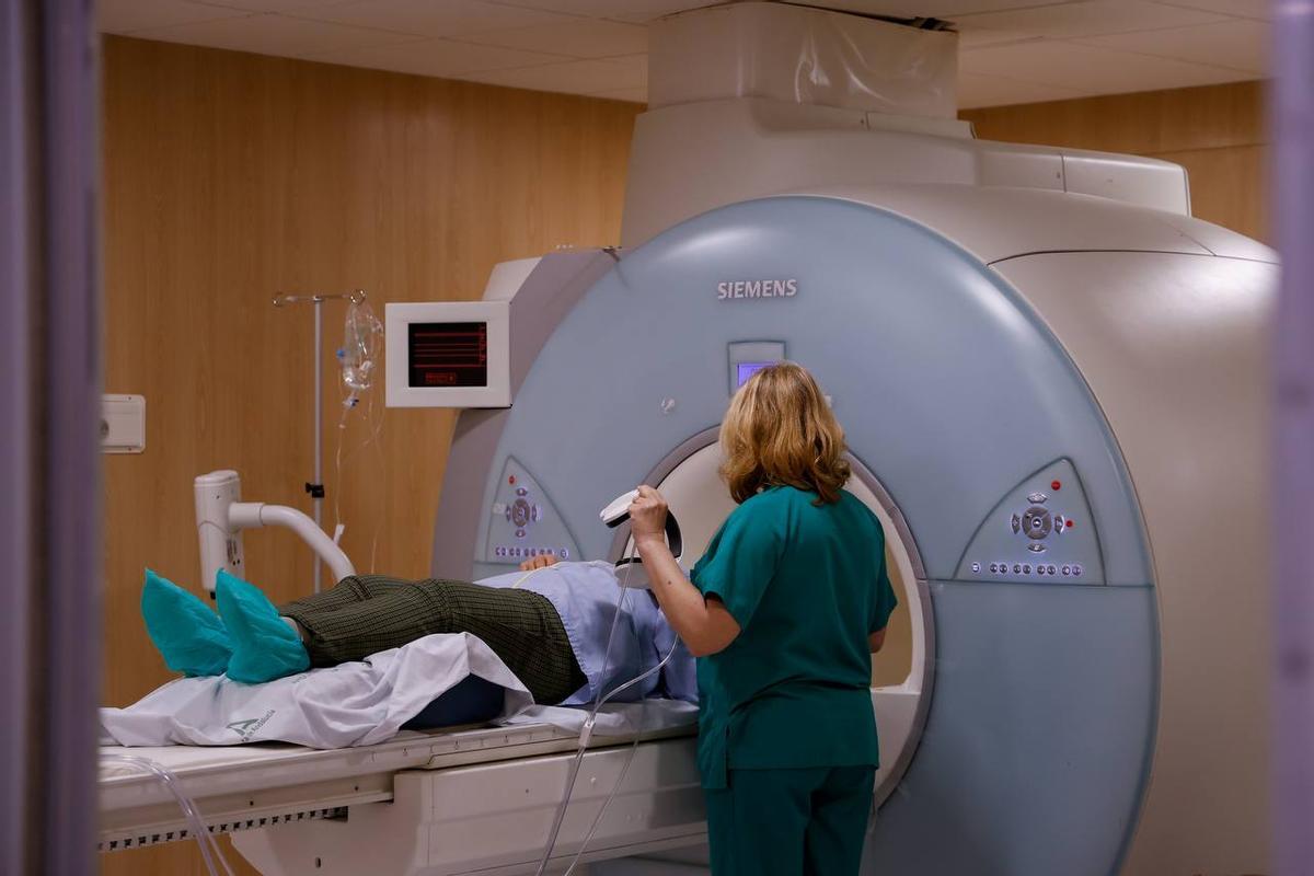 El procedimiento con HIFU se realiza en la sala de resonancia magnética del hospital Reina Sofía.