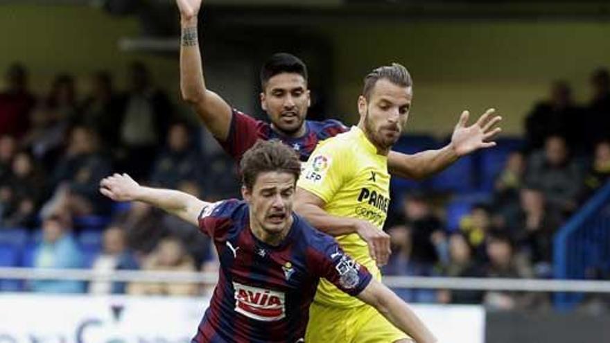 Soldado pugna ante dos defensas del Eibar.