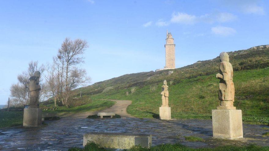 Entorno de la Torre de Hércules, con senderos y esculturas. | Carlos Pardellas