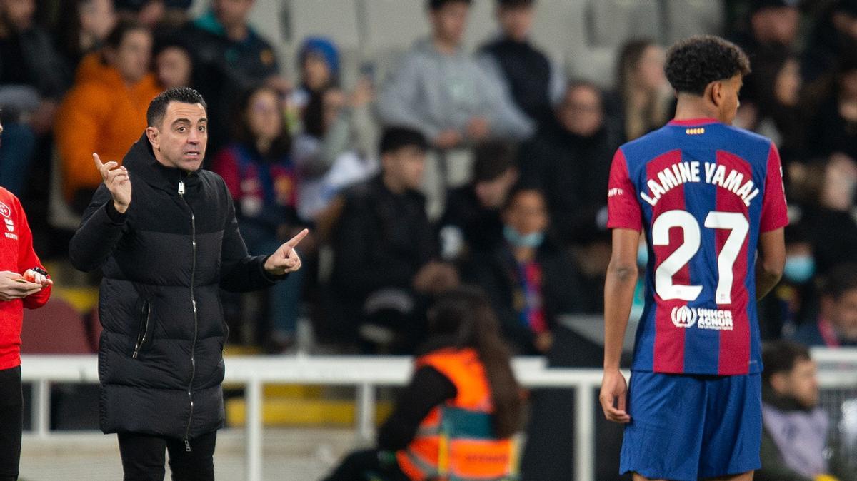 Xavi da instrucciones a Lamine Yamal durante el Barça-Osasuna en Montjuïc.