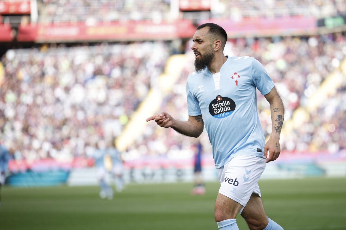 Borja Iglesias del Celta de Vigo celebra tras marcar el segundo gol durante el partido de LaLiga entre el FC Barcelona y el Celta de Vigo en el Estadio Olímpico Lluis Companys.