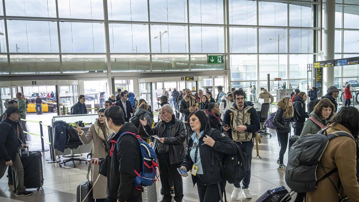 Los retrasos en el AVE Madrid-Barcelona disparan los precios del avión y empujan al transporte por carretera: “al menos sé a qué hora voy a llegar”