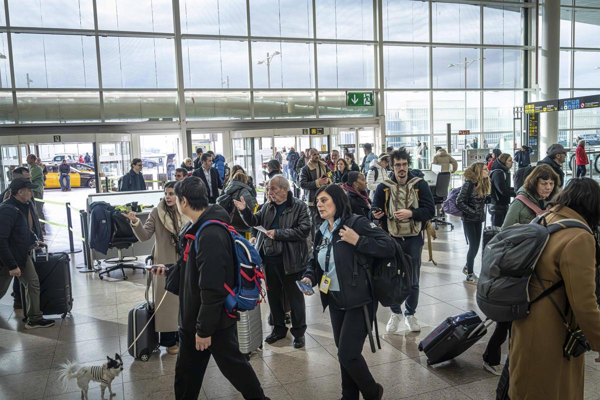 Pasajeros en el aeropuerto del Prat de Barcelona el pasado mes de diciembre. (Archivo)