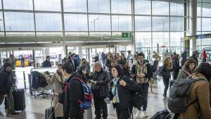 Pasajeros en el aeropuerto del Prat de Barcelona el pasado mes de diciembre. (Archivo)
