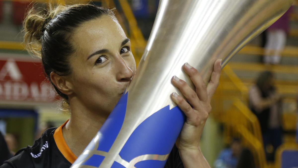 Queralt Casas besa la copa de campeonas de la Liga Femenina