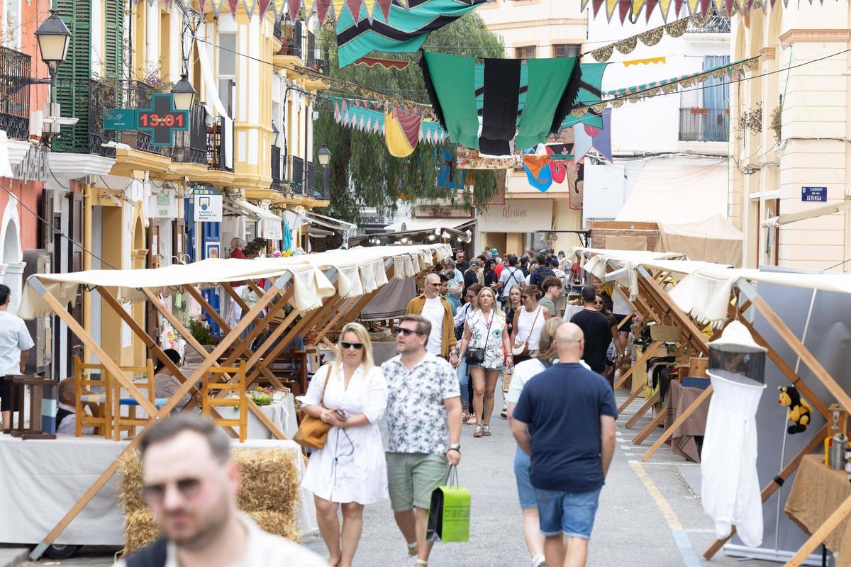 La lluvia ensombrece el primer día de la Feria Ibiza Medieval