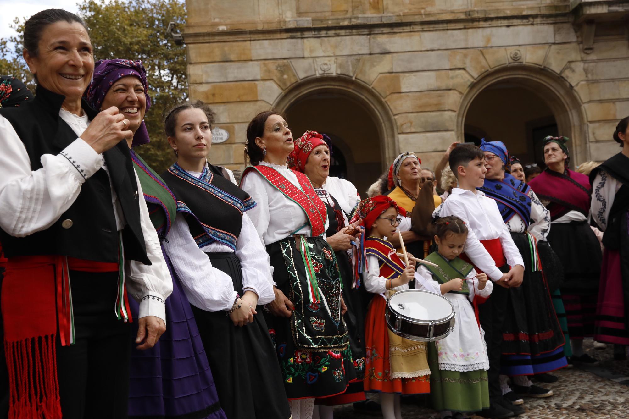 En imágenes: Gijón celebra el Día de León con bailes y el desfile de pendones