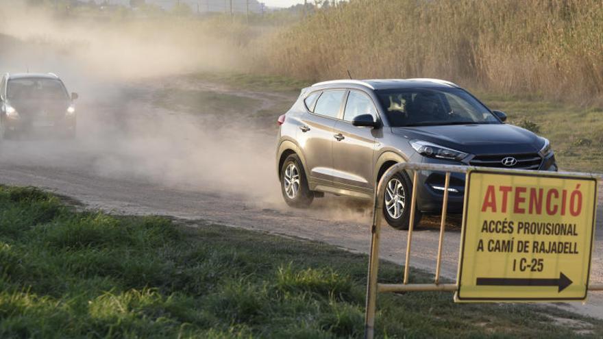 Vehicles passen pel camí de terra que connecta el camí de Rajadell amb el Congost