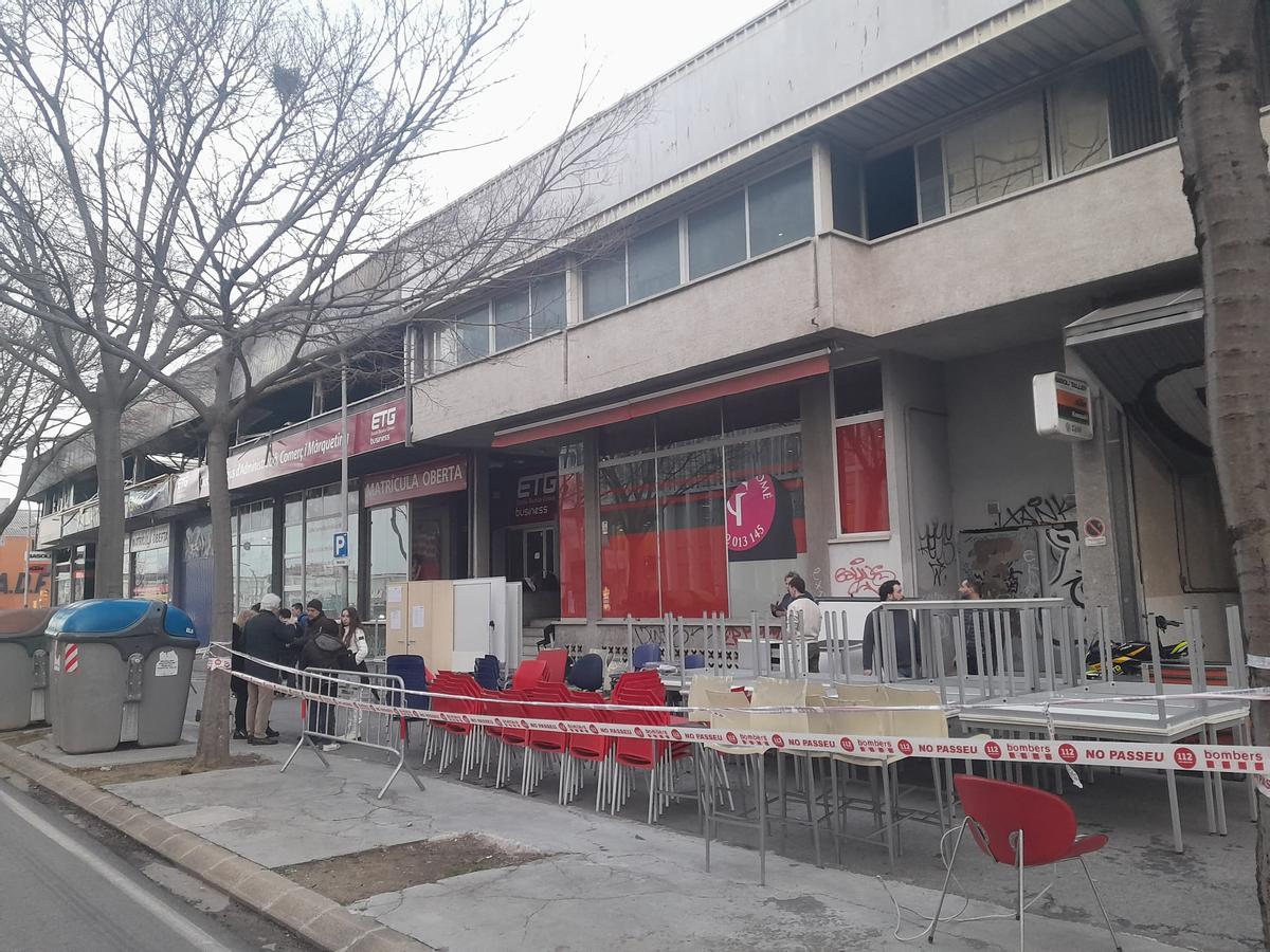 Les cadires de l'Escola Tècnica de Girona al carrer dijous a la tarda