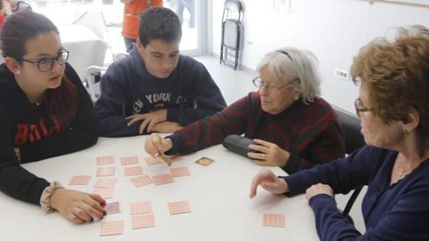 Uno de los talleres de aprendizaje que se desarrolló ayer en el centro de día de alzhéimer.