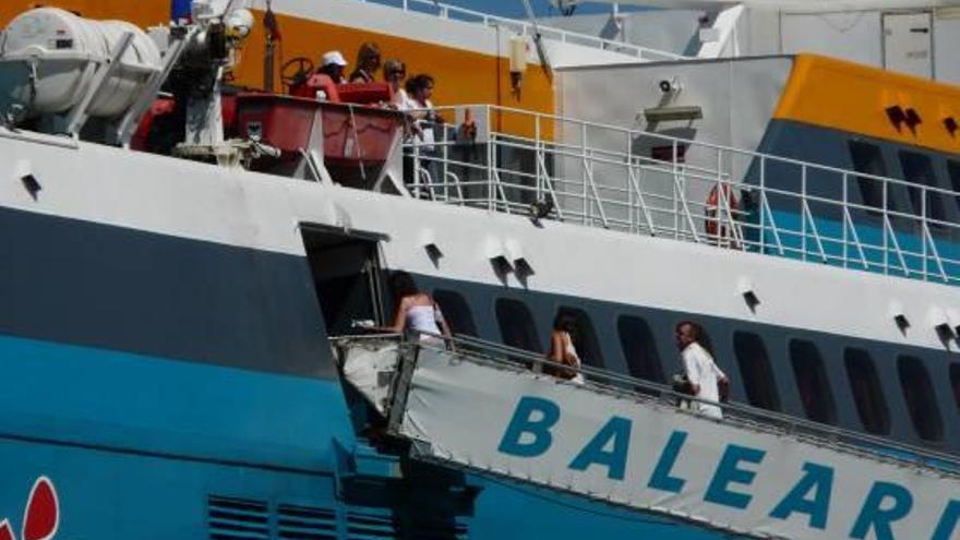 Pasajeros de un buque de Baleària accediendo a bordo del barco en el puerto de Dénia, en una imagen de archivo.