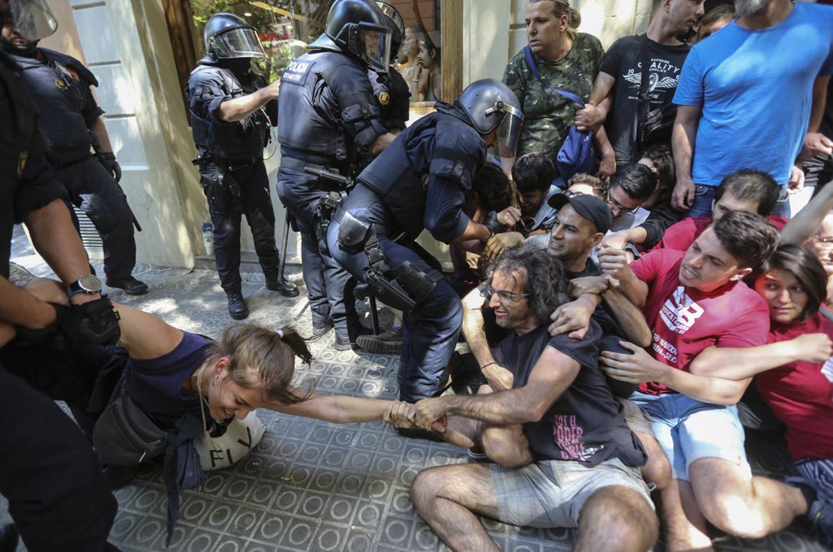 Agentes de los Mossos d’Esquadra actuando en un desahucio el pasado 13 de junio de 2017.