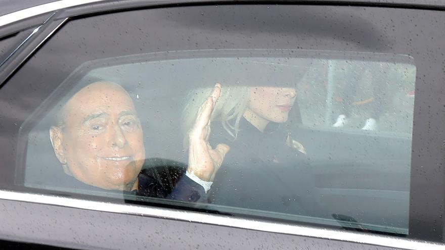 Berlusconi sale del hospital tras permanecer 44 días ingresado por su leucemia