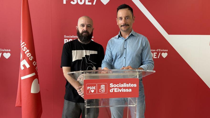 Los concejales socialistas Pep Tur y Rafa Ruiz, este jueves, en rueda de prensa en la sede del PSOE de Eivissa. | PSOE