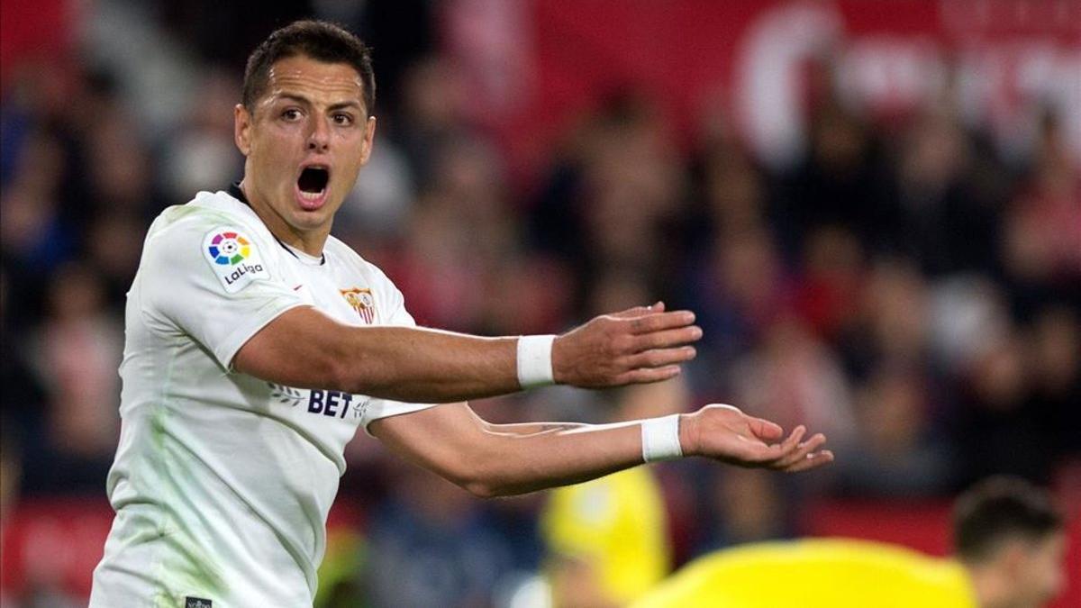 Chicharito Hernández cerca de dejar el Sevilla