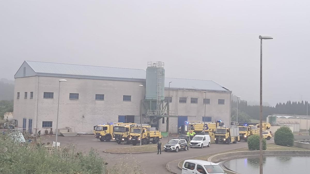 El despliegue de los equipos de emergencia en la zona del incendio.