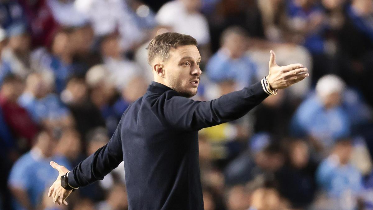 Martín Anselmi, nuevo entrenador del Elche, durante un partido