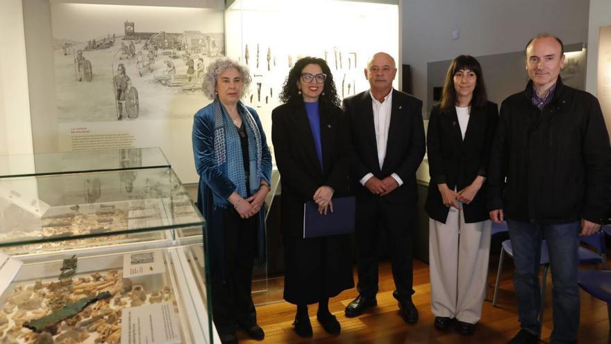 Por la izquierda, María Antonia Pedregal, Vanessa Gutiérrez, el alcalde de Peñamellera, José Manuel Fernández; Susana de Luis y el director de Patrimonio Cultural, Pablo León.
