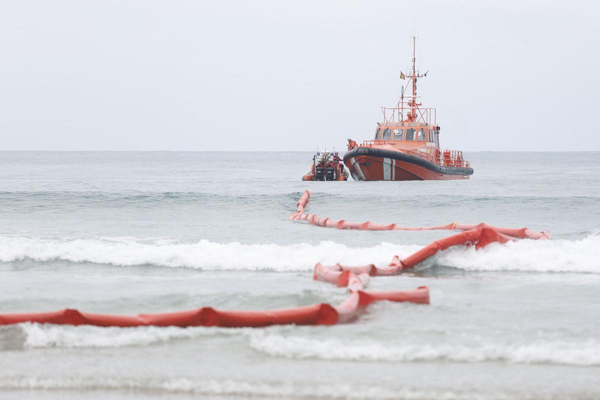 BARCO DE SALVAMENTO MARITIMO. ZONA DE VERTIDO CONTROLADA CON UNA BARRERA ANTICONTAMINACION. CONTAMINACION. SIMULACRO DE VERTIDO EN EL MAR. PLAYA DE XAGO