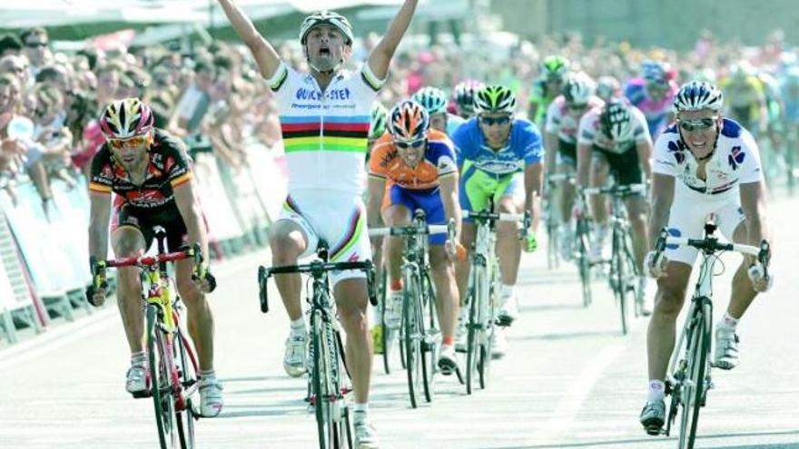 Paolo Bettini, en el centro, levanta los brazos tras ganar en Toledo, flanqueado por Valverde, a la izquierda, y Gilbert.