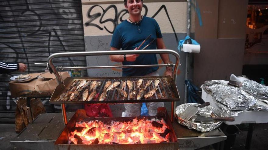 Sardiñada en un bar del Orzán, el pasado San Juan.   | // CARLOS PARDELLAS