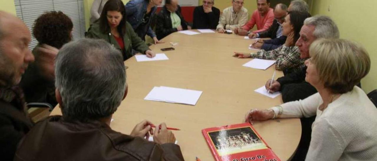 Miembros de la ejecutiva local durante la reunión mantenida en la noche de ayer. // Jesús Regal